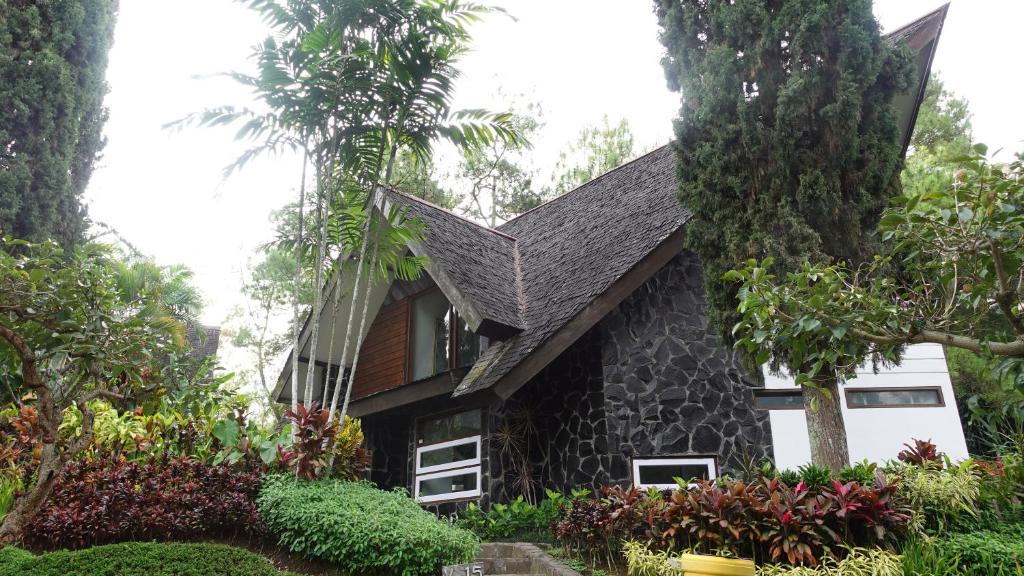 Batu Villa (3 Bed Rooms &amp; just 2 min walk to Jatim Park 1) — Hotel in Malang