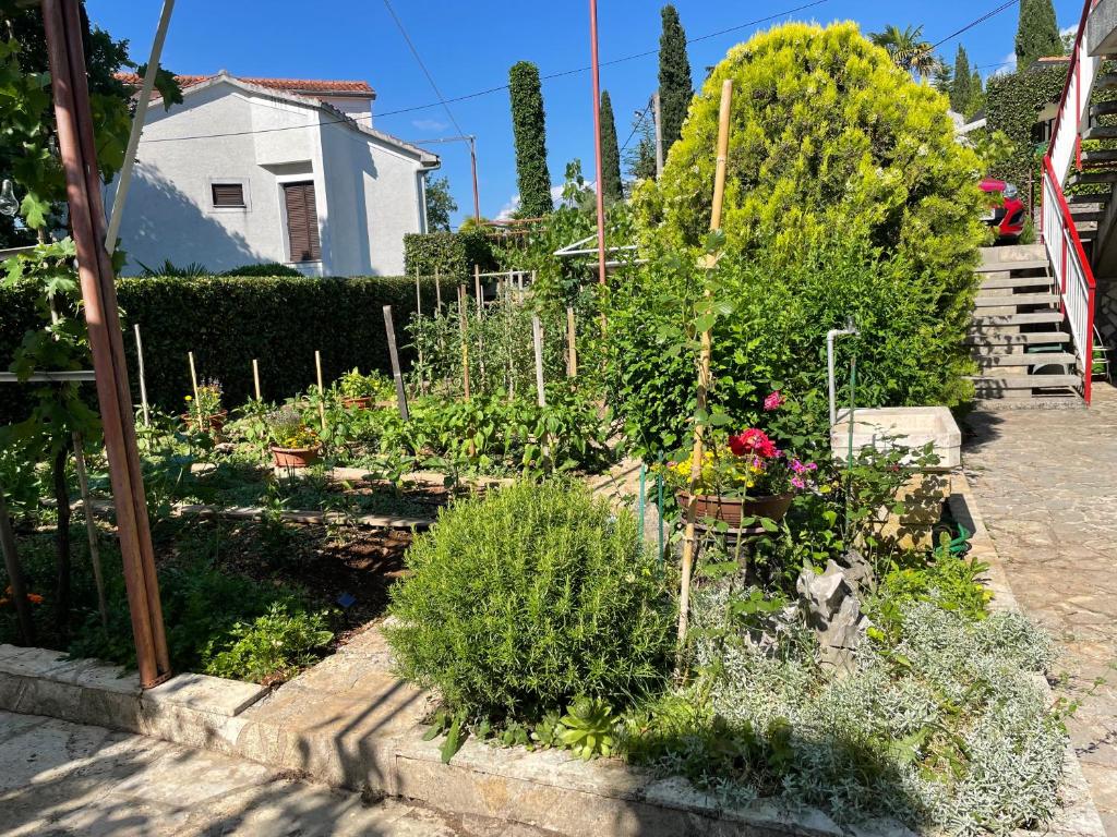 Apartment Fortuna in Malinska- 100m from the beach, Malinska