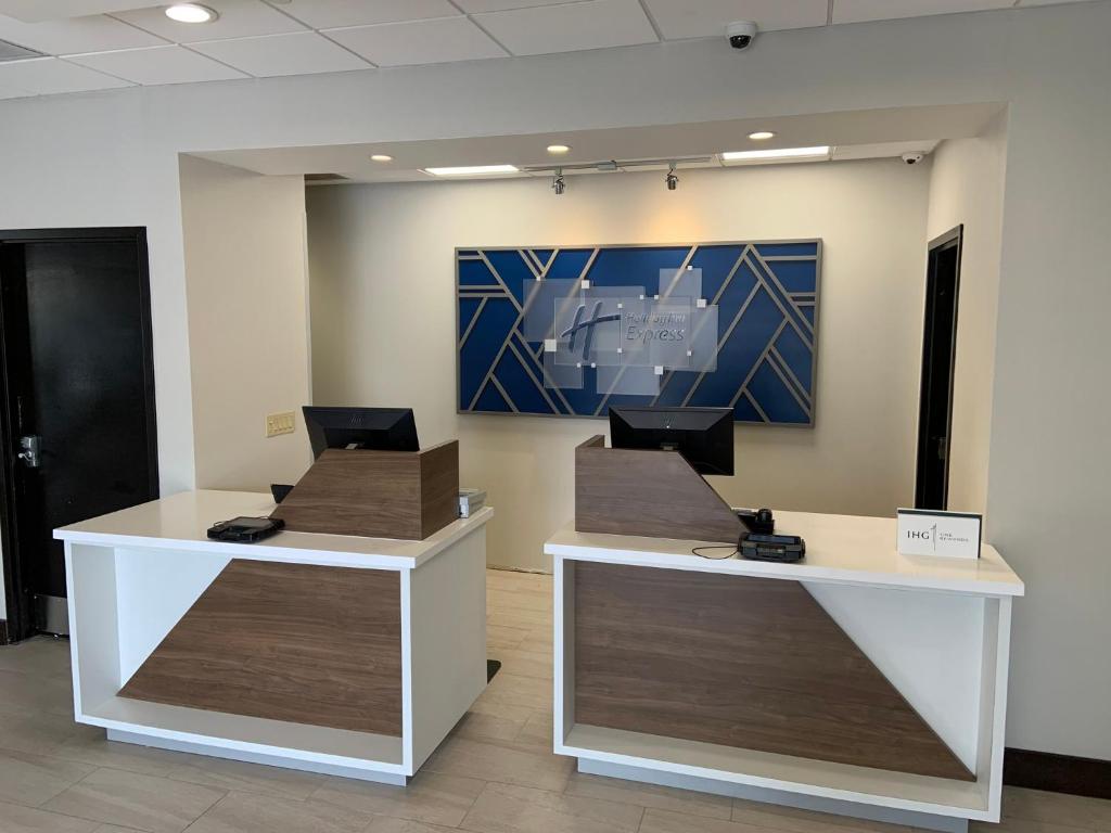 Front desk [24-hour]