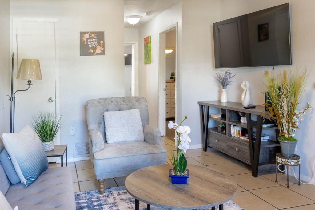 Congeniality and Comfort. All the essentials with class, 2 nights? 2 weeks? Stay, relax, work, or go out for fun., Arlington