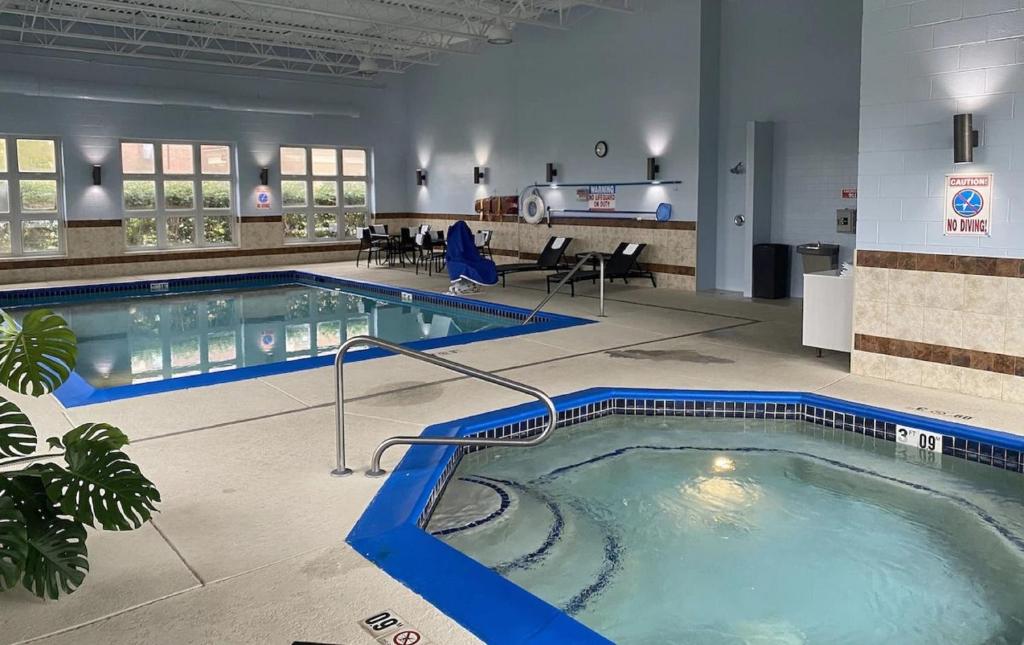 ホリデイ イン エクスプレス ウィクサム バイ IHG (Holiday Inn Express Wixom By IHG) スイミングプール