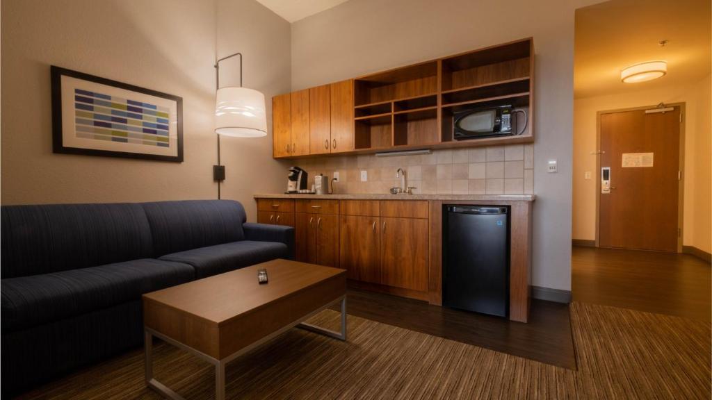 Holiday Inn Express Hotel & Suites Mankato East photo