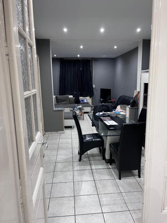 Grande maison avec plusieurs chambres a louer photo
