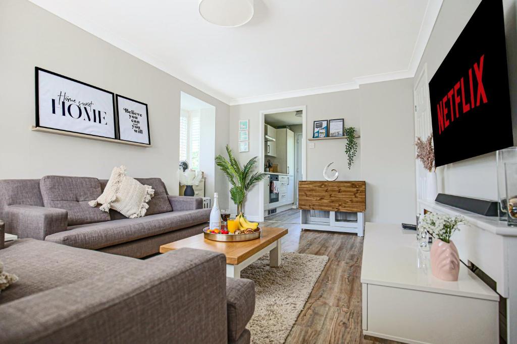 Lowndes House - Close to City Centre - Garden, Free Parking and Smart TV by Yoko Property