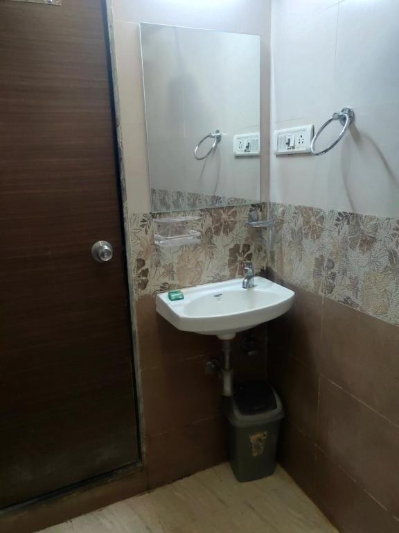 Hotel Golden Nest Popular Residency photo