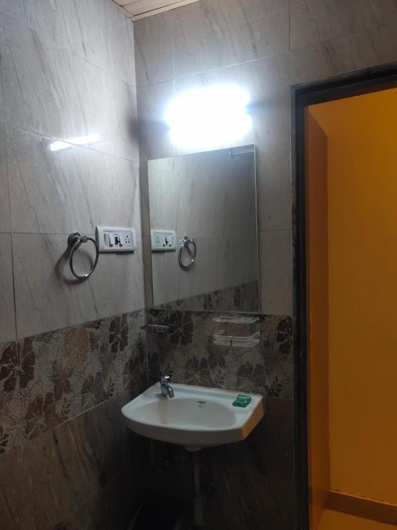Hotel Golden Nest Popular Residency photo