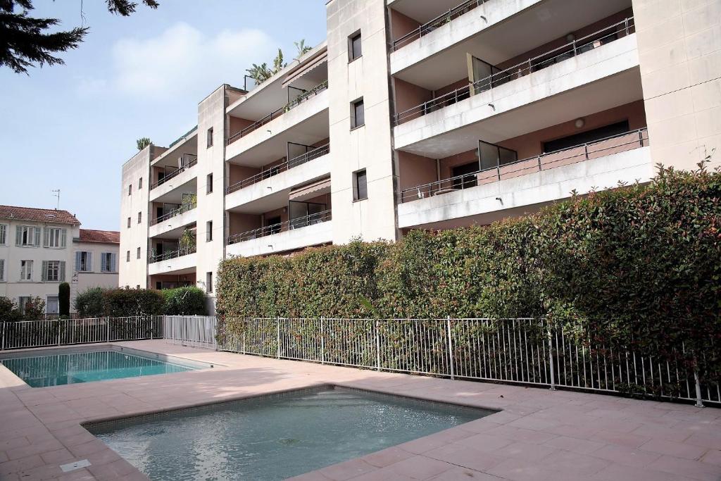 T2 proche de la gare, à 10 minutes à pieds de la Croisette, piscine & parking dans résidence de haut standing - 2