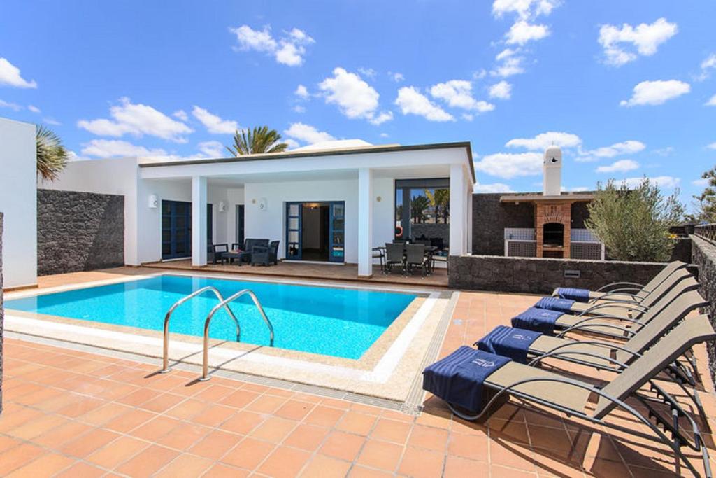 Villa Sleeps 6 with Pool Private & sauna - 1