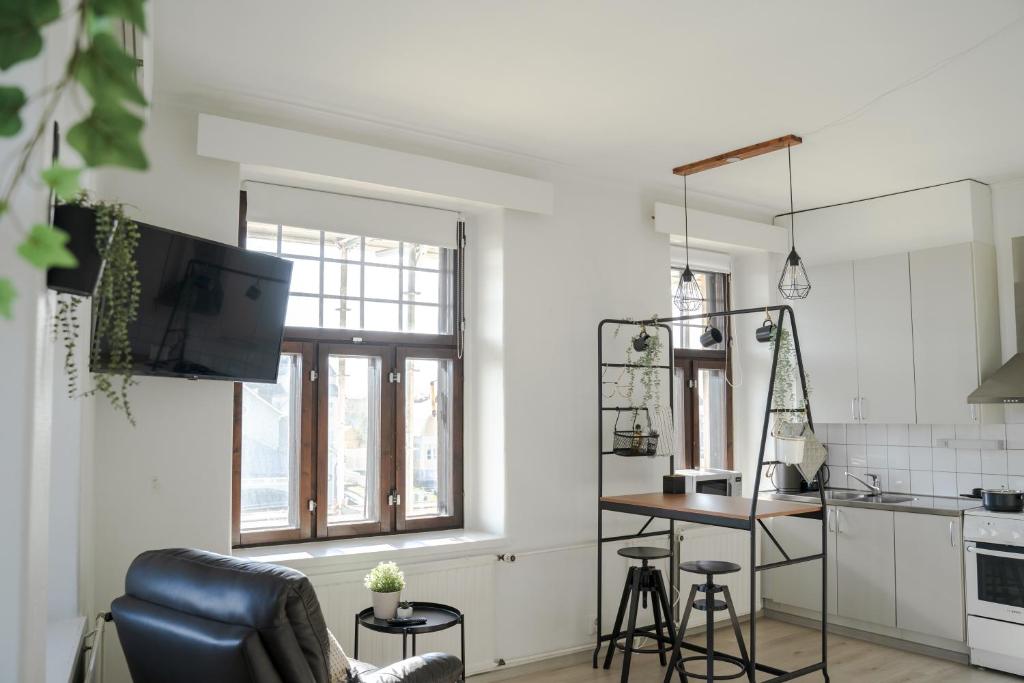 The Sunset - Top Floor Studio apartment 5