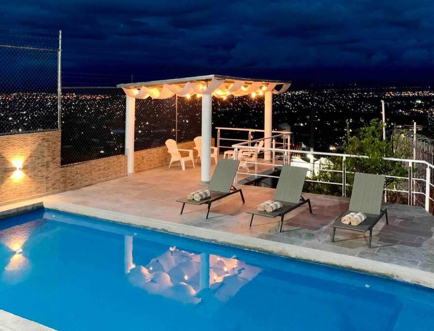 Casa en Cuernavaca con Vista Panorámica y Alberca Climatizada