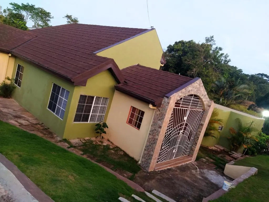 Gables Vacation Rentals with Private Gated Parking Onsite, hotel in Knockpatrick