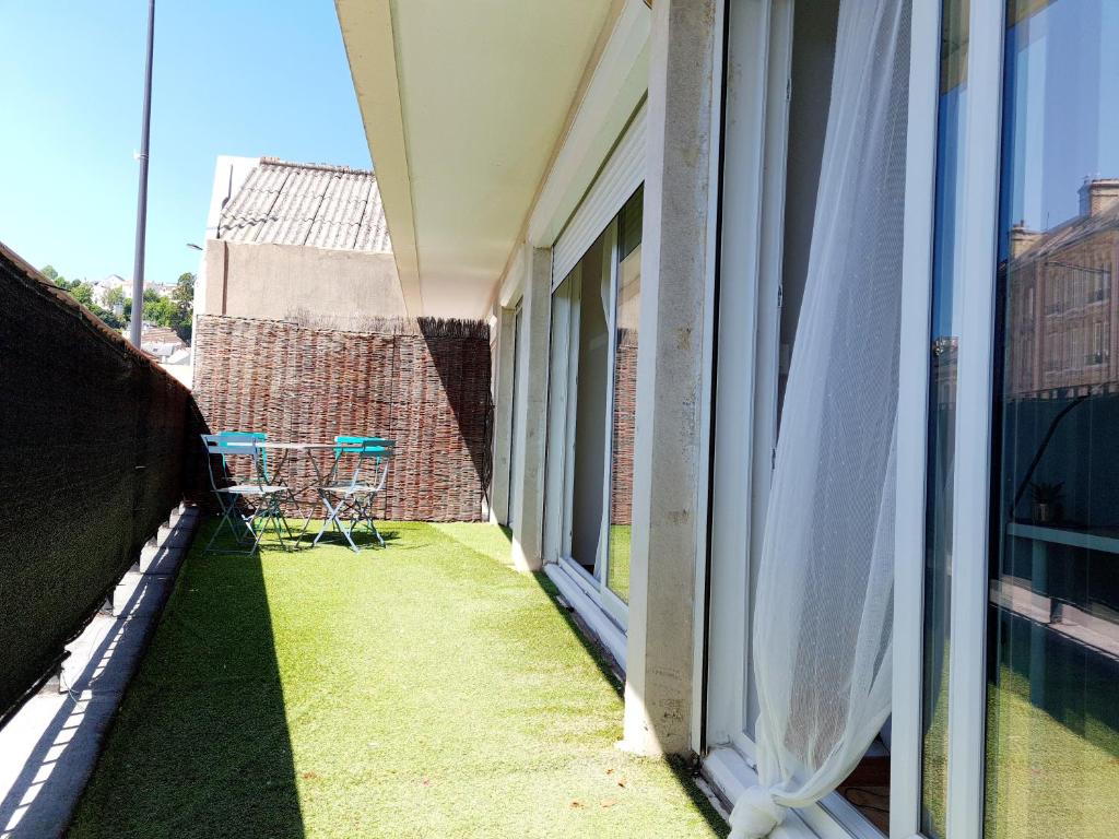 Bright, Large Balcony, Free Parking - 4
