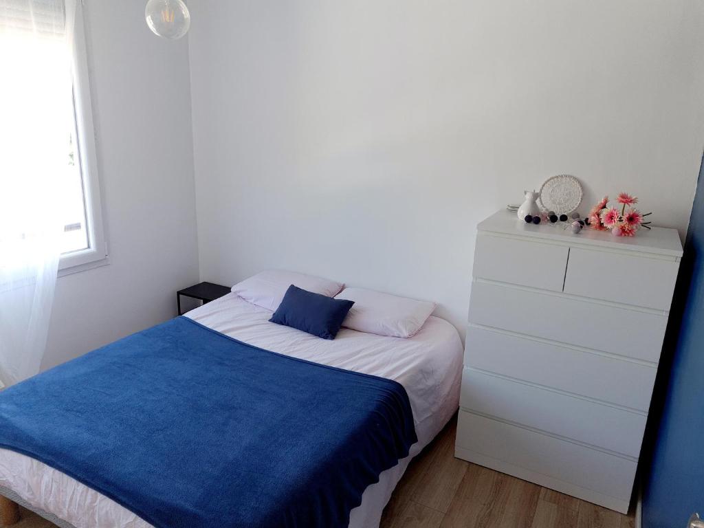 Bright, Large Balcony, Free Parking - 5