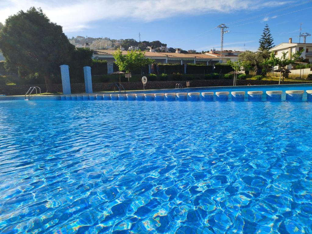 Adosado con piscina, aire acondicionado, parking y pista de tenis - 1