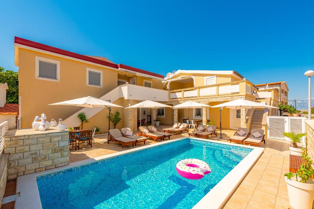 Villa Karmen - Poolhouse — Hotel in Vir