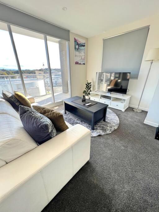 Spacious & High in the Skyplaza - 1bd 1bth Apt, Phillip