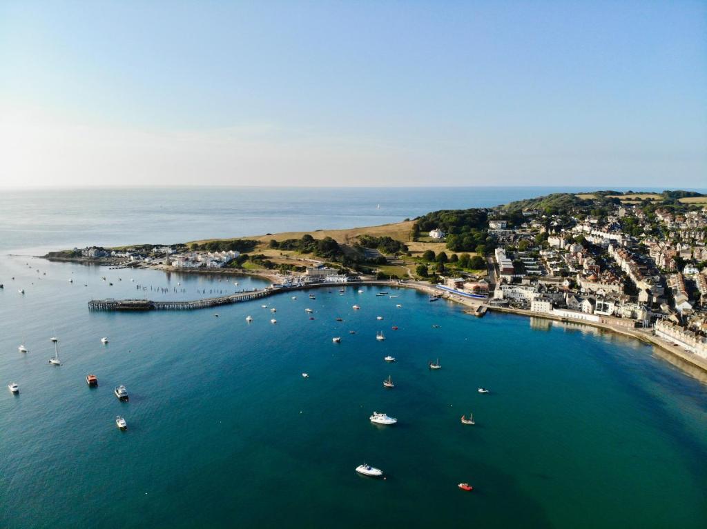 Dizzy Lows Modern 1 Bedroom Swanage Apartment with Sea View photo 5