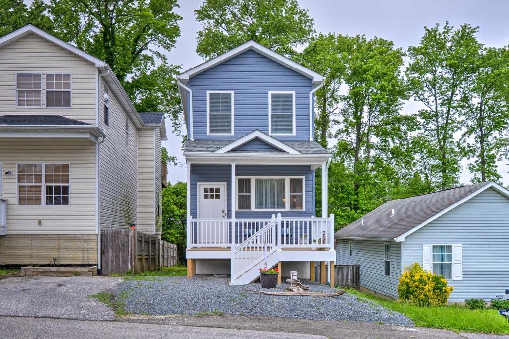 North Beach Blue Heron Bungalow with Backyard