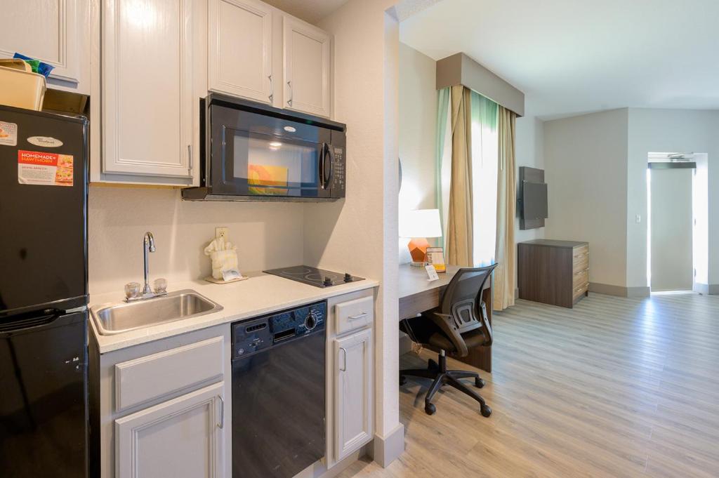 Kitchen, Hawthorn Extended Stay by Wyndham Panama City Beach in Panama City (FL)