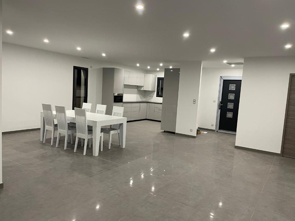 MAISON moderne avec piscine chauffée - 2
