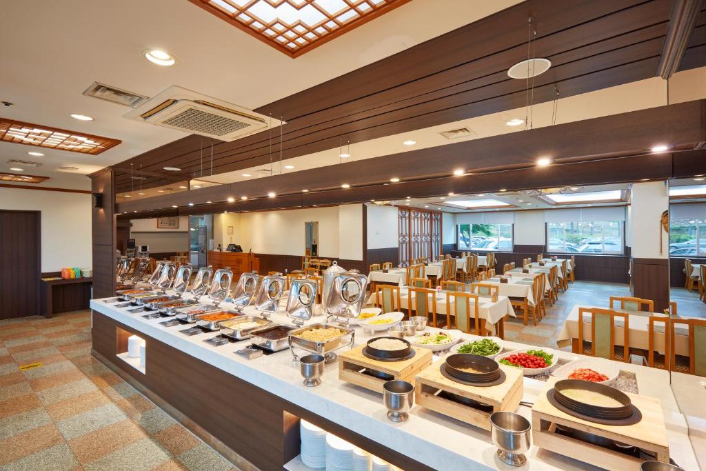 Restaurant, Kumho Seorak Resort in Sokcho-si