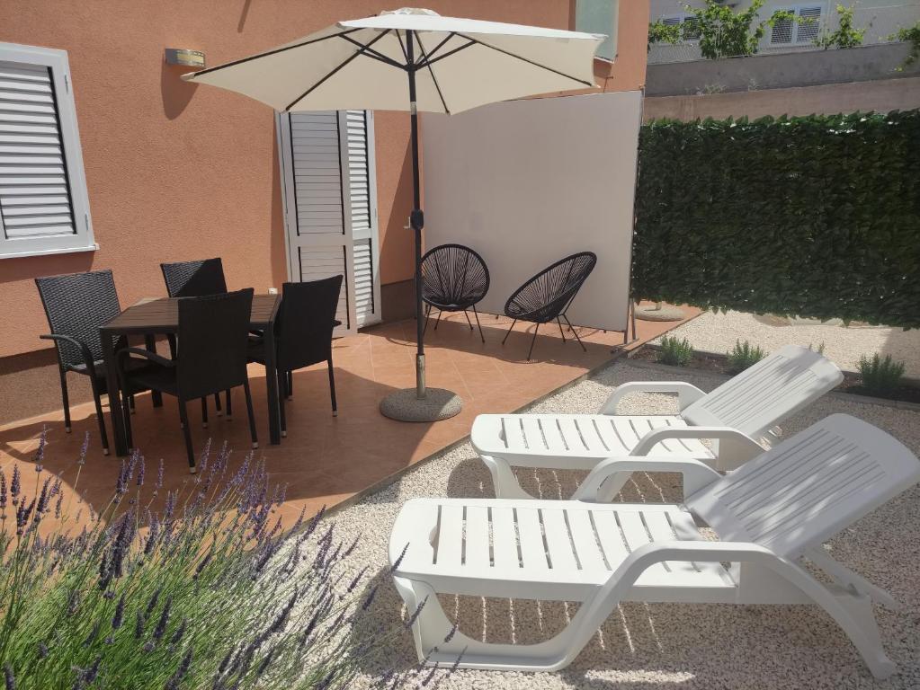 Tomena apartments — Hotel in Trogir