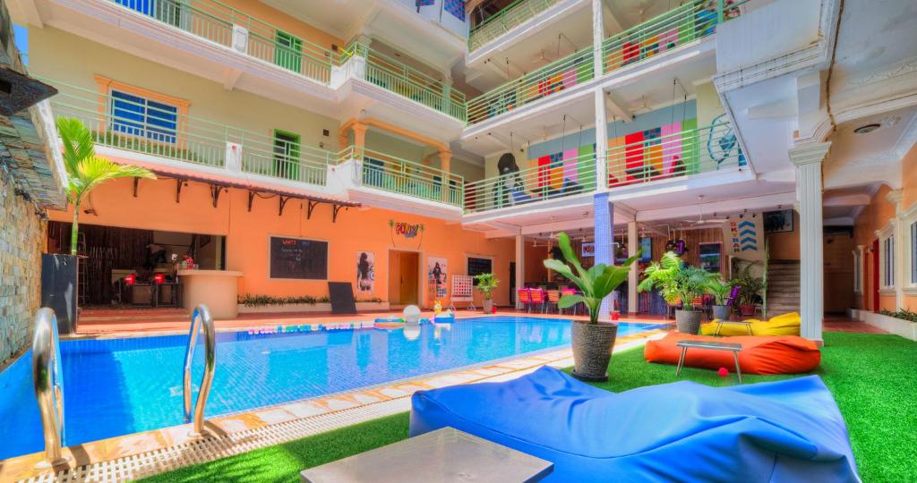 Swimming pool