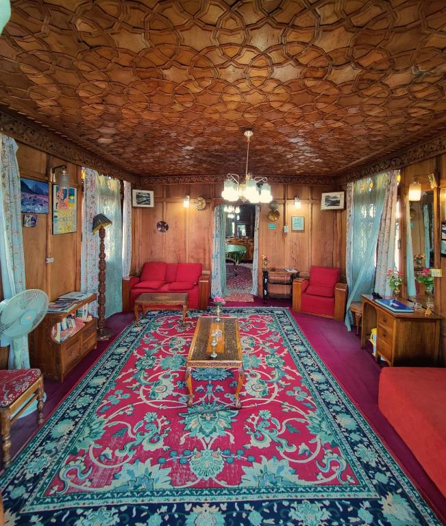 Shiraz Deluxe Houseboat photo