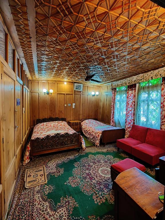 Shiraz Deluxe Houseboat photo