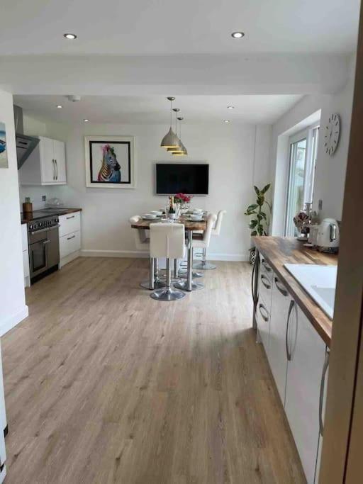 Modern 4-Bedroom House at Sunny Corner, Weymouth - photo 4