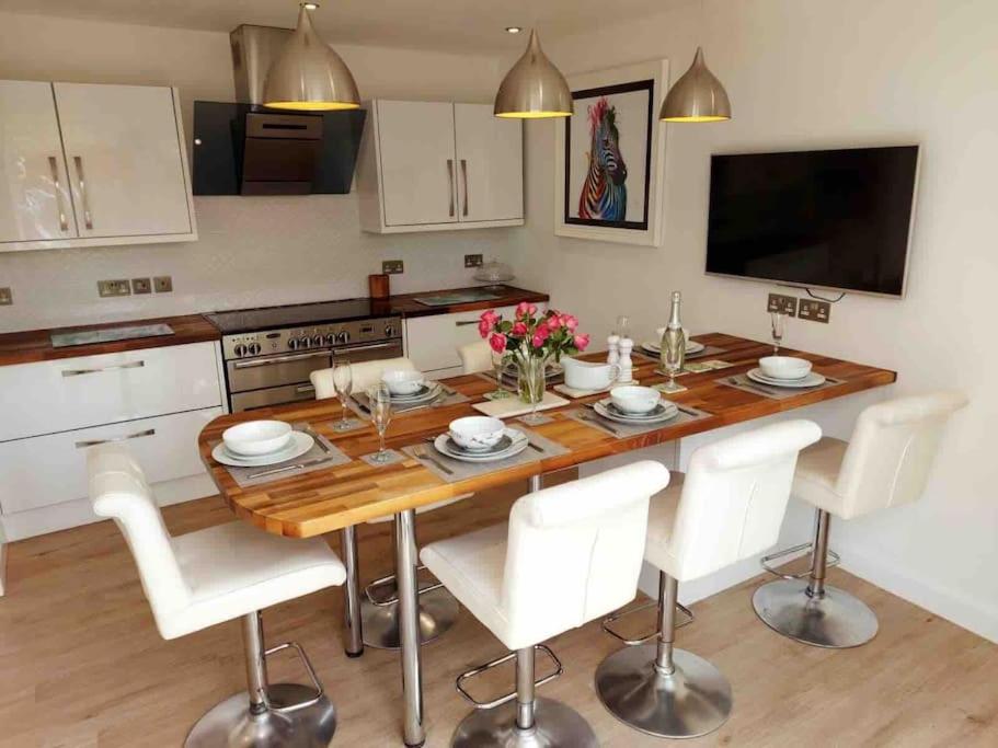 Modern 4-Bedroom House at Sunny Corner, Weymouth photo 5