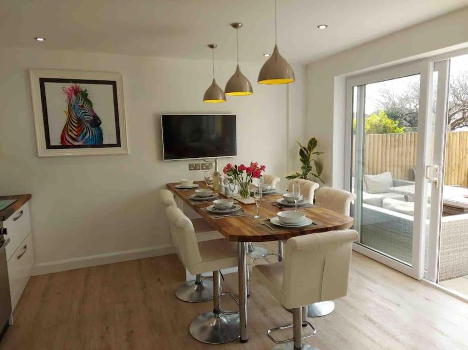 Modern 4-Bedroom House at Sunny Corner, Weymouth - photo 3