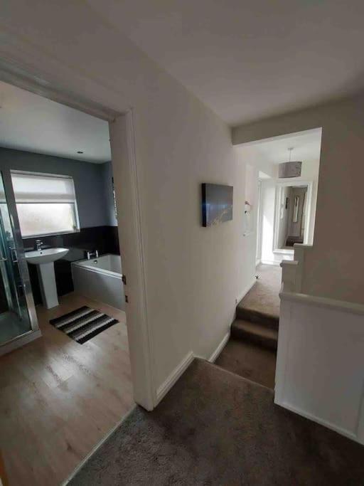 Modern 4-Bedroom House at Sunny Corner, Weymouth photo 7