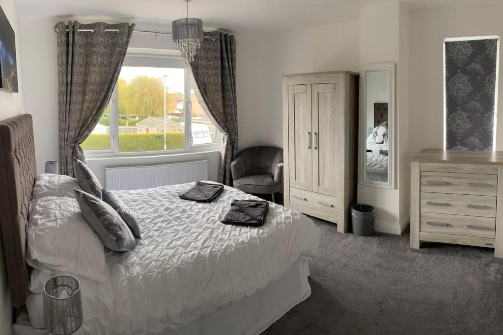 Modern 4-Bedroom House at Sunny Corner, Weymouth - photo 2