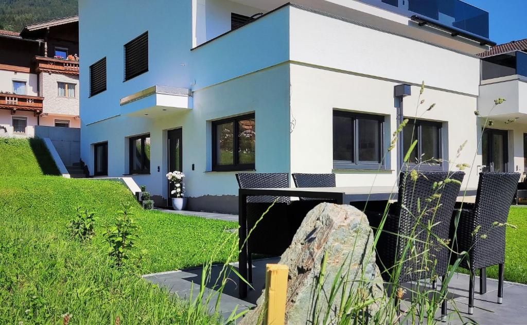 Apart Höllwarth, Stumm