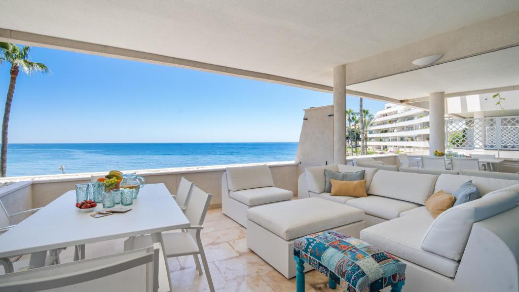 Beach-line apartment with 3 bedrooms in Estepona - 1