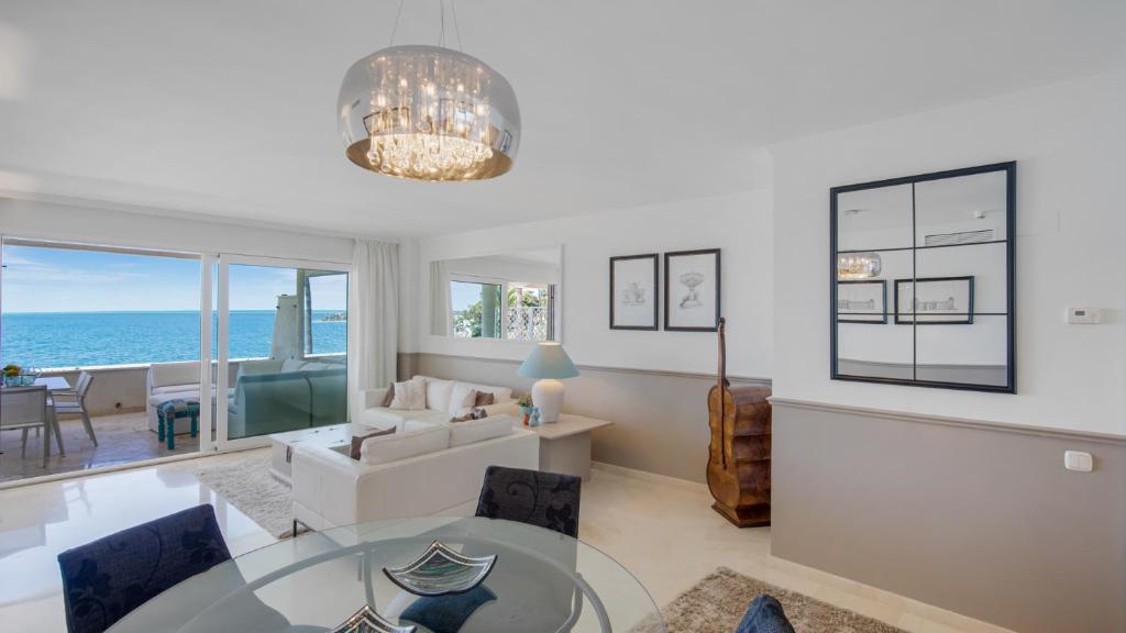 Beach-line apartment with 3 bedrooms in Estepona - 2