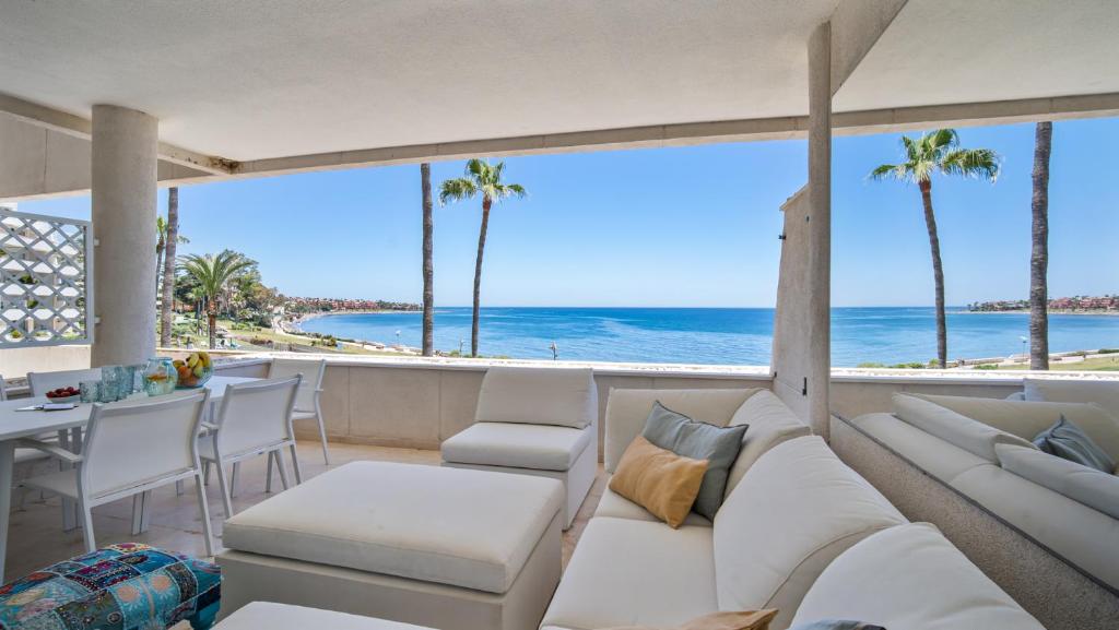 Beach-line apartment with 3 bedrooms in Estepona - 3