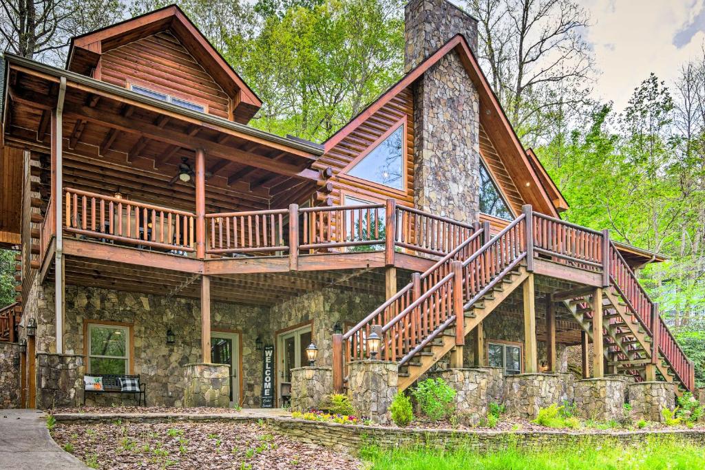 Hike, Fish and Golf Burnsville Retreat with Deck!, Busick