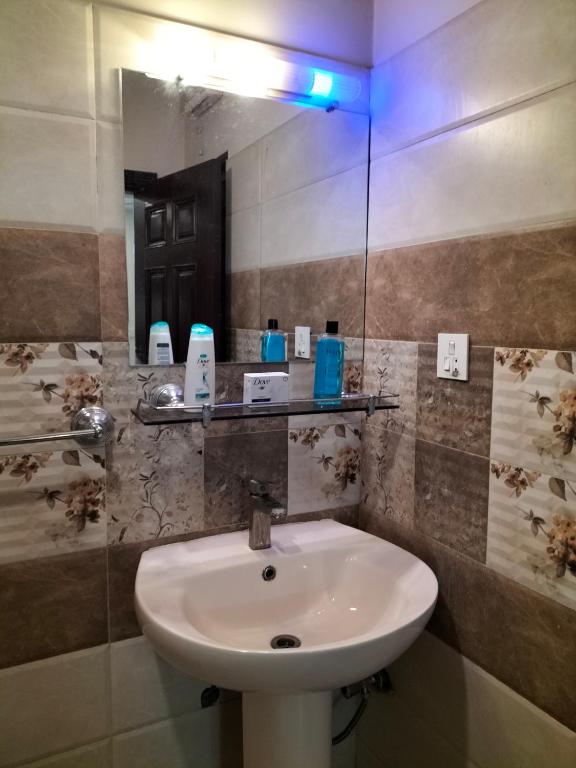 Luxurious 3 Bedroom Apartment - Fast WIFI - 56 inch Smart TV photo