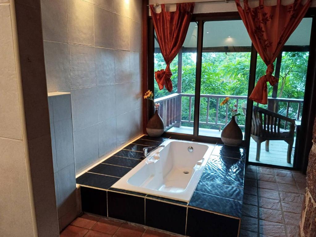 Bathroom, Faye Orchid Resort in Koh Chang