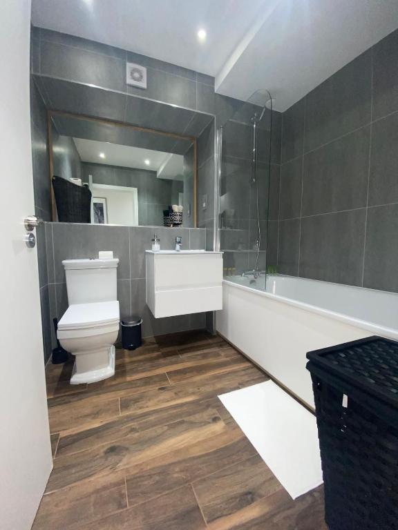 Central London, Jaccuzzi,Newbuild, 2 bedrooms two baths photo