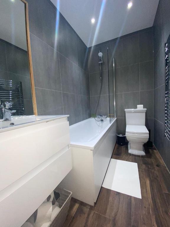 Central London, Jaccuzzi,Newbuild, 2 bedrooms two baths photo