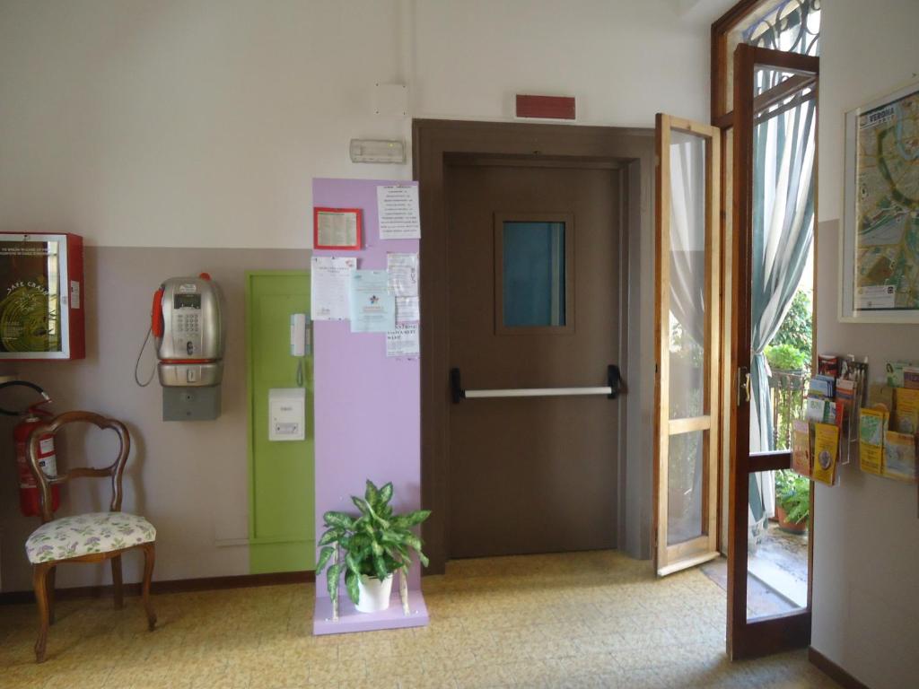 Entrance, Protezione della Giovane - female hostel in Verona