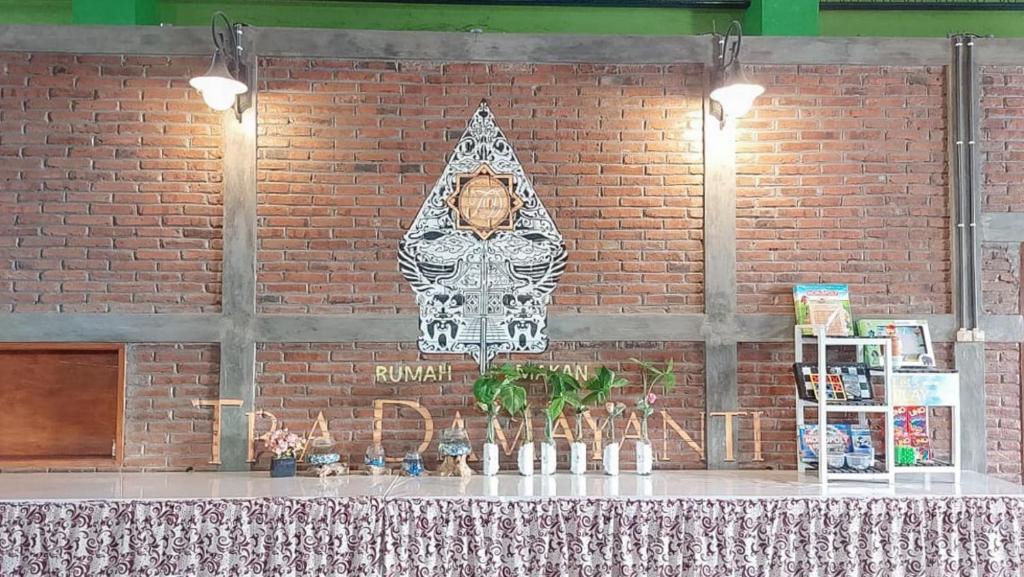 Hotel Shinta 1 near Stasiun Kertosono photo