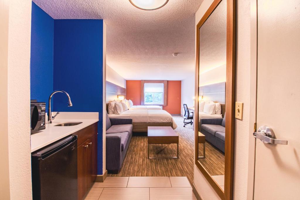 Holiday Inn Express & Suites Lincoln East - White Mountains photo