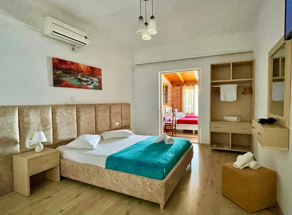 Lazaris kwstas Rooms, Himarë
