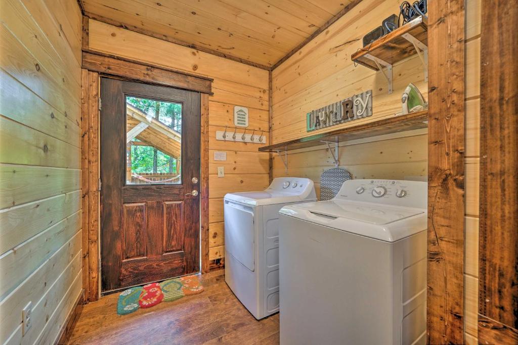 Pet-Friendly Falling Star Cabin with Hot Tub! photo