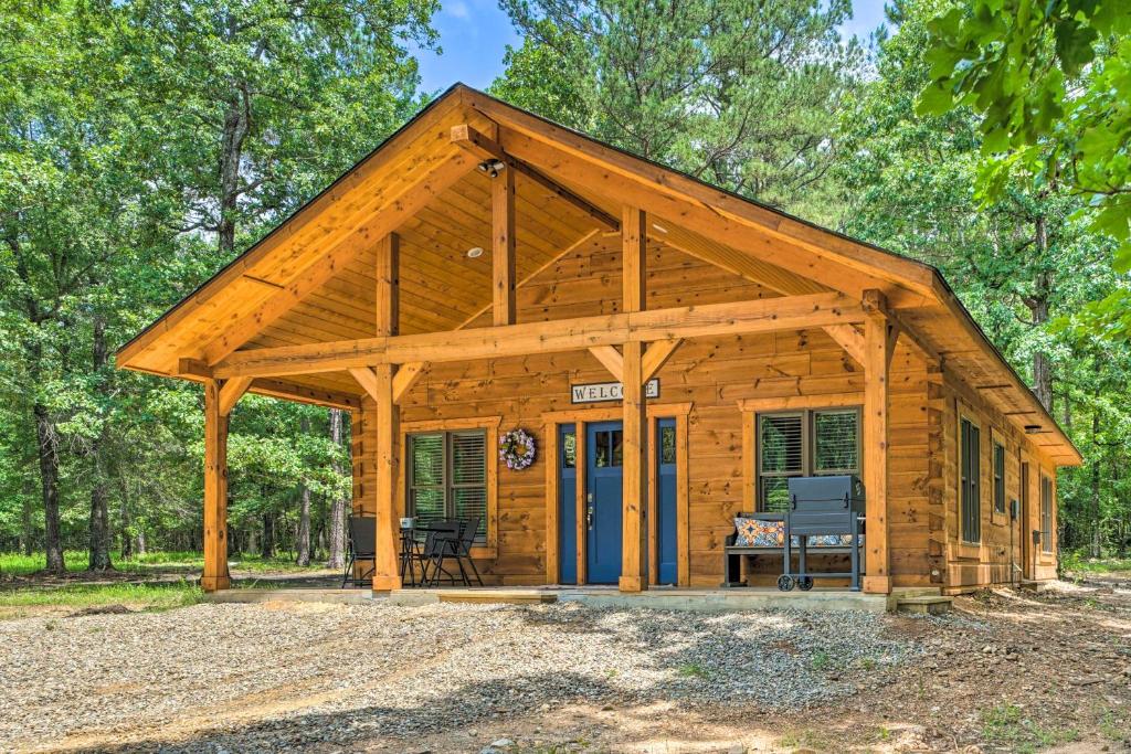 Pet-Friendly Falling Star Cabin with Hot Tub! — Hotel in Broken Bow (OK)