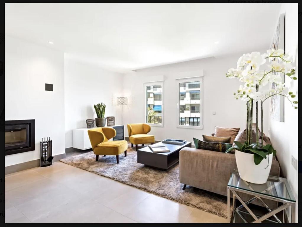 Puerto Banus luxury apartment located in harbor - 2